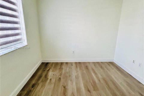 Casa en alquiler en Miami, Florida, 3 dormitorios, 109.62 m2 № 2045054 - foto 12