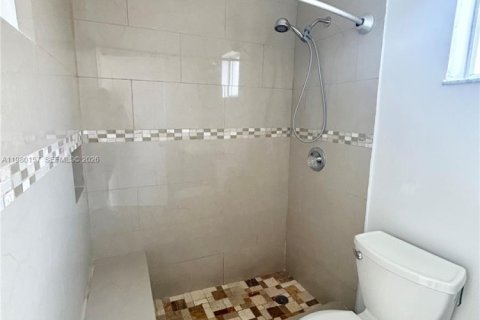 Casa en alquiler en Miami, Florida, 3 dormitorios, 109.62 m2 № 2045054 - foto 6