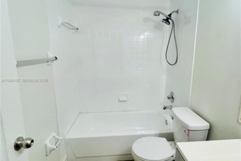 Casa en alquiler en Miami, Florida, 3 dormitorios, 109.62 m2 № 2045054 - foto 15