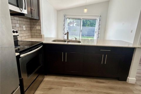 Casa en alquiler en Miami, Florida, 3 dormitorios, 109.62 m2 № 2045054 - foto 8