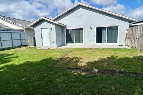 Casa en alquiler en Miami, Florida, 3 dormitorios, 109.62 m2 № 2045054 - foto 19