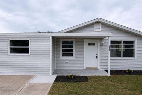 House in New Port Richey, Florida 3 bedrooms, 120.77 sq.m. № 2151022 - photo 2