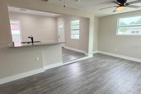 House in New Port Richey, Florida 3 bedrooms, 120.77 sq.m. № 2151022 - photo 3