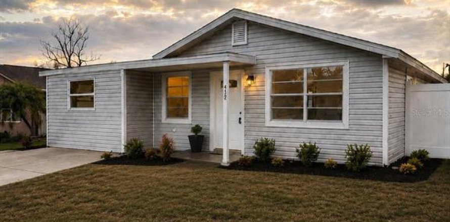 House in New Port Richey, Florida 3 bedrooms, 120.77 sq.m. № 2151022