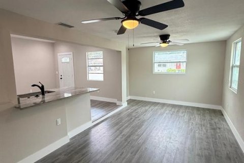 House in New Port Richey, Florida 3 bedrooms, 120.77 sq.m. № 2151022 - photo 5