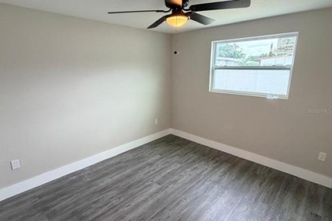 House in New Port Richey, Florida 3 bedrooms, 120.77 sq.m. № 2151022 - photo 13