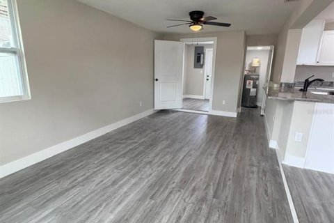 House in New Port Richey, Florida 3 bedrooms, 120.77 sq.m. № 2151022 - photo 9