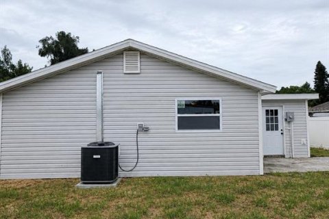 House in New Port Richey, Florida 3 bedrooms, 120.77 sq.m. № 2151022 - photo 25