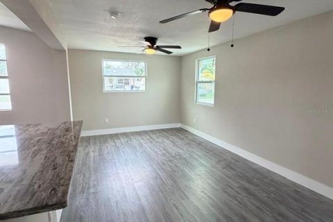 House in New Port Richey, Florida 3 bedrooms, 120.77 sq.m. № 2151022 - photo 18