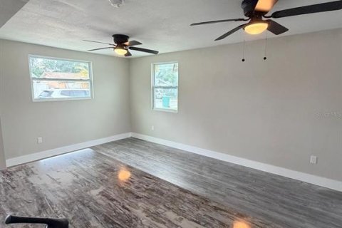 House in New Port Richey, Florida 3 bedrooms, 120.77 sq.m. № 2151022 - photo 10