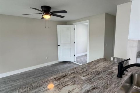 House in New Port Richey, Florida 3 bedrooms, 120.77 sq.m. № 2151022 - photo 11