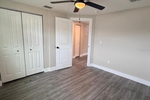 House in New Port Richey, Florida 3 bedrooms, 120.77 sq.m. № 2151022 - photo 14