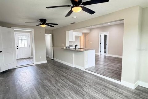 House in New Port Richey, Florida 3 bedrooms, 120.77 sq.m. № 2151022 - photo 7