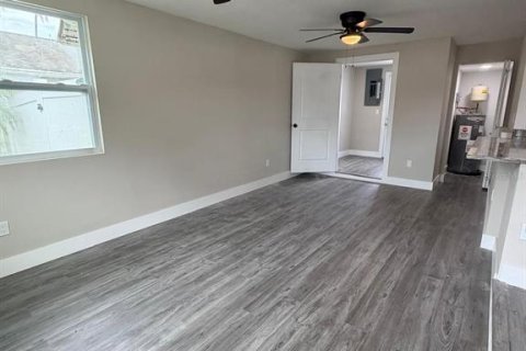House in New Port Richey, Florida 3 bedrooms, 120.77 sq.m. № 2151022 - photo 4