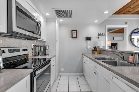 Townhouse in Miami Lakes, Florida 2 bedrooms, 81.94 sq.m. № 2059592 - photo 5