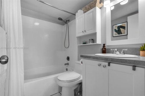 Townhouse in Miami Lakes, Florida 2 bedrooms, 81.94 sq.m. № 2059592 - photo 13