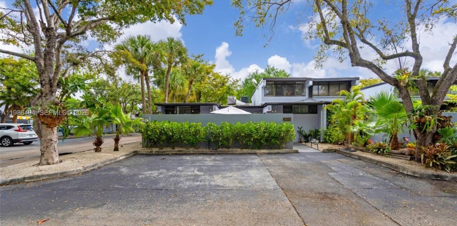 Townhouse in Miami Lakes, Florida 2 bedrooms, 81.94 sq.m. № 2059592