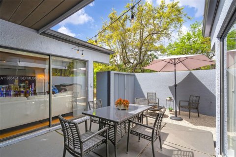 Townhouse in Miami Lakes, Florida 2 bedrooms, 81.94 sq.m. № 2059592 - photo 17