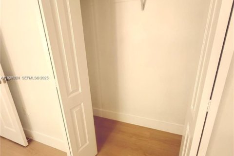 Condo in Miami Lakes, Florida, 2 bedrooms  № 1994887 - photo 15