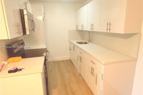 Condo in Miami Lakes, Florida, 2 bedrooms  № 1994887 - photo 5