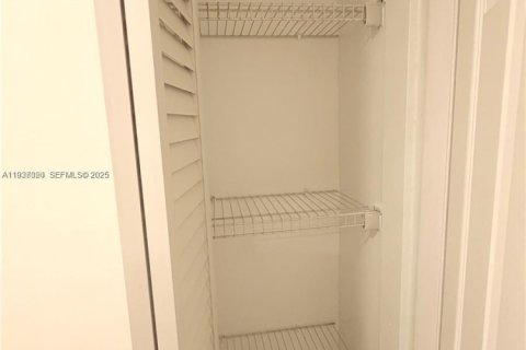 Condo in Miami Lakes, Florida, 2 bedrooms  № 1994887 - photo 9