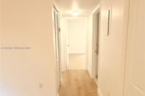 Condo in Miami Lakes, Florida, 2 bedrooms  № 1994887 - photo 8