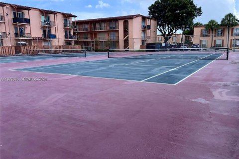 Condo in Miami Lakes, Florida, 2 bedrooms  № 1994887 - photo 17