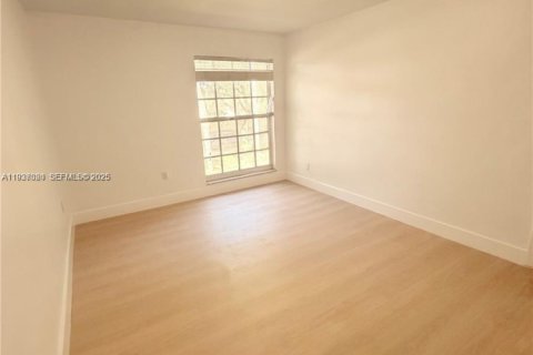Condo in Miami Lakes, Florida, 2 bedrooms  № 1994887 - photo 14
