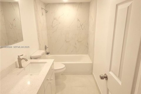 Condo in Miami Lakes, Florida, 2 bedrooms  № 1994887 - photo 11