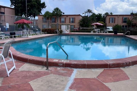 Condo in Miami Lakes, Florida, 2 bedrooms  № 1994887 - photo 19