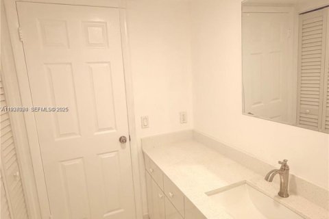 Condo in Miami Lakes, Florida, 2 bedrooms  № 1994887 - photo 10