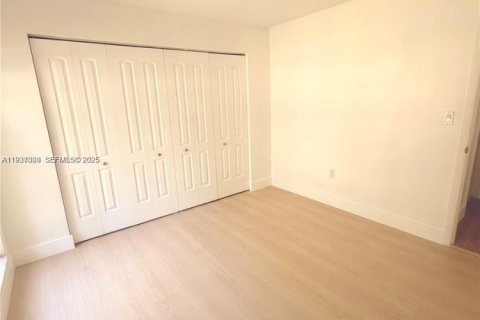 Condo in Miami Lakes, Florida, 2 bedrooms  № 1994887 - photo 12