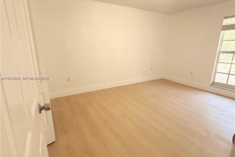 Condo in Miami Lakes, Florida, 2 bedrooms  № 1994887 - photo 16