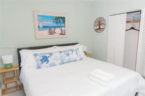 House in Miami, Florida 5 bedrooms, 135.73 sq.m. № 2042692 - photo 11