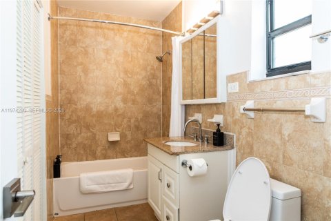 House in Miami, Florida 5 bedrooms, 135.73 sq.m. № 2042692 - photo 23