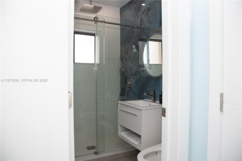 House in Miami, Florida 5 bedrooms, 135.73 sq.m. № 2042692 - photo 28