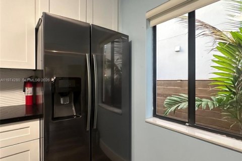 House in Miami, Florida 5 bedrooms, 135.73 sq.m. № 2042692 - photo 4