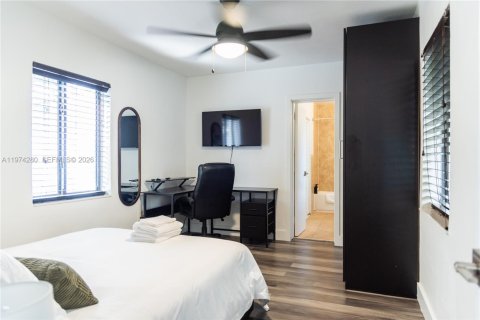 House in Miami, Florida 5 bedrooms, 135.73 sq.m. № 2042692 - photo 24