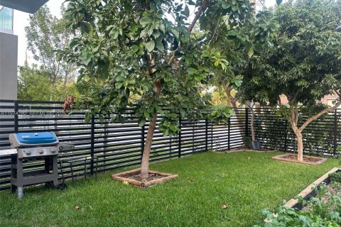 House in Miami, Florida 5 bedrooms, 135.73 sq.m. № 2042692 - photo 2