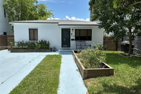 House in Miami, Florida 5 bedrooms, 135.73 sq.m. № 2042692