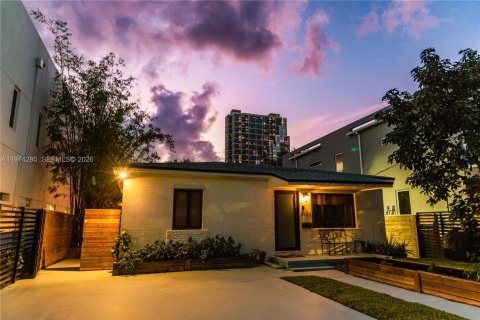 House in Miami, Florida 5 bedrooms, 135.73 sq.m. № 2042692 - photo 14