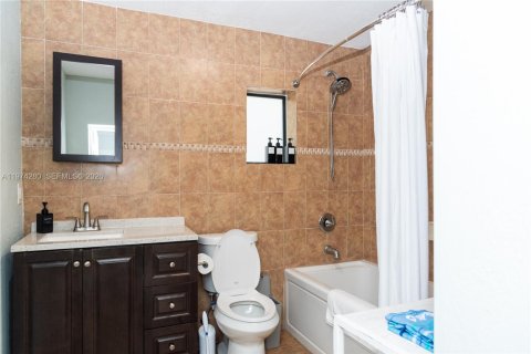 House in Miami, Florida 5 bedrooms, 135.73 sq.m. № 2042692 - photo 16