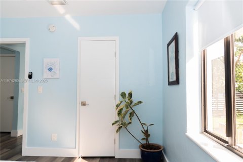 House in Miami, Florida 5 bedrooms, 135.73 sq.m. № 2042692 - photo 27