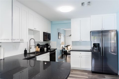 House in Miami, Florida 5 bedrooms, 135.73 sq.m. № 2042692 - photo 30