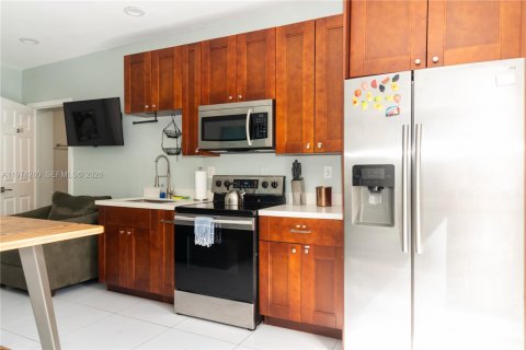 House in Miami, Florida 5 bedrooms, 135.73 sq.m. № 2042692 - photo 18