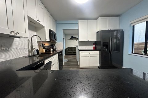 House in Miami, Florida 5 bedrooms, 135.73 sq.m. № 2042692 - photo 8