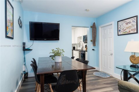 House in Miami, Florida 5 bedrooms, 135.73 sq.m. № 2042692 - photo 13