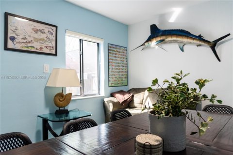 House in Miami, Florida 5 bedrooms, 135.73 sq.m. № 2042692 - photo 25