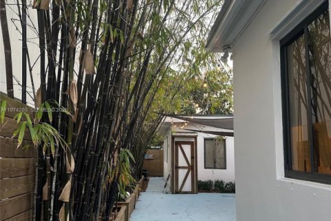 House in Miami, Florida 5 bedrooms, 135.73 sq.m. № 2042692 - photo 6