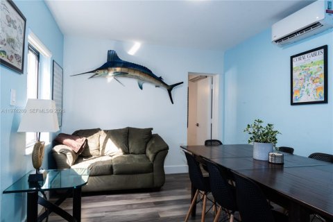 House in Miami, Florida 5 bedrooms, 135.73 sq.m. № 2042692 - photo 26